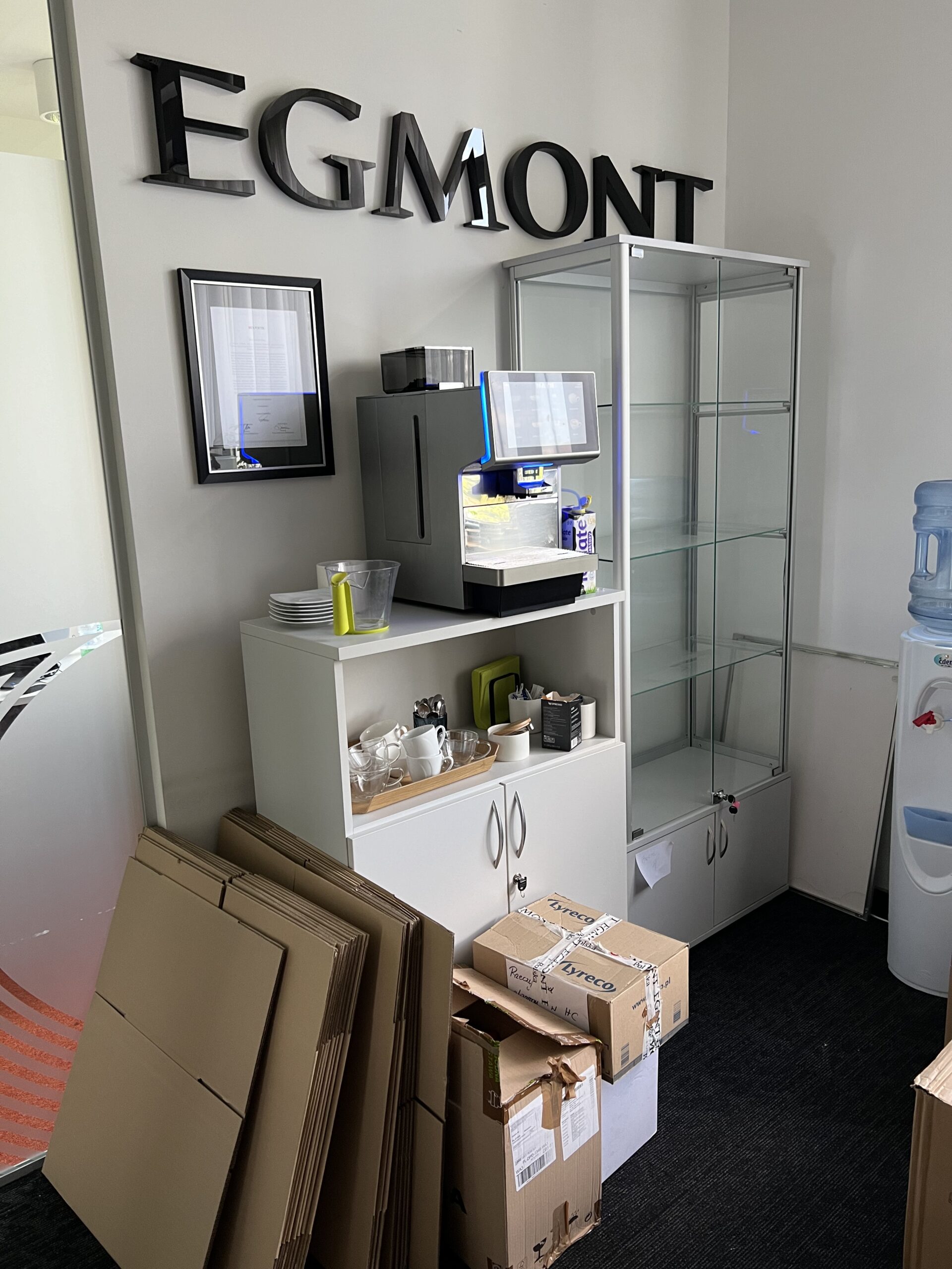 , Firma Egmont wspiera Fundację Uczeń XXI Wieku poprzez hojny dar mebli